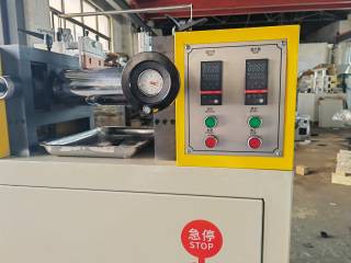 双辊炼塑机实验机 (1).jpg 双辊炼塑机实验机 (1).jpg